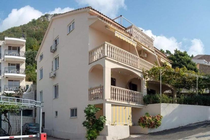 Apartments Dunja Свети Стефан Екстериор снимка